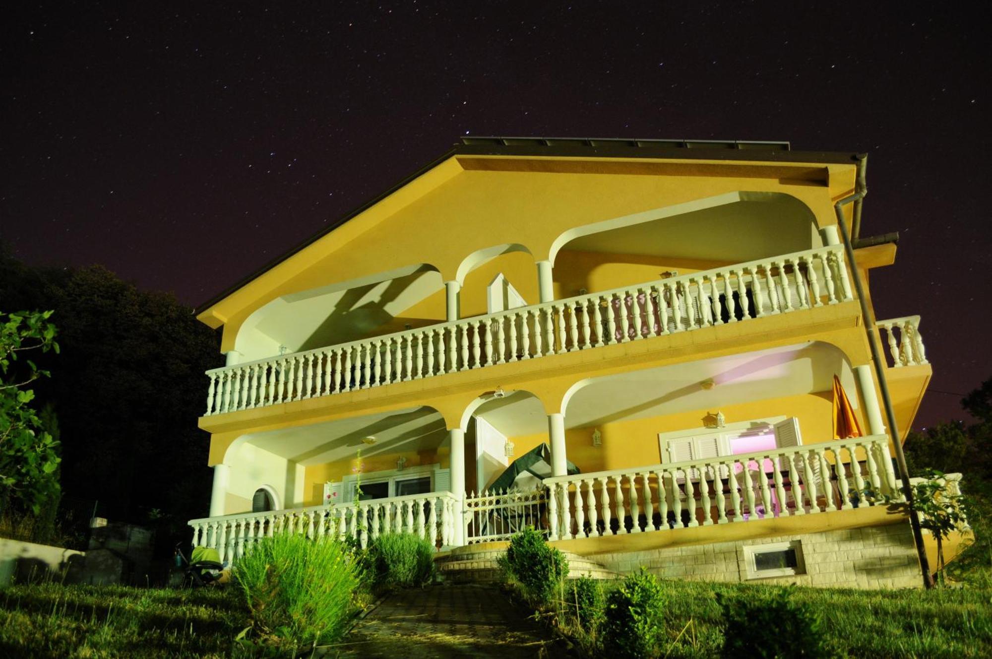 Apartments Viktorija Omisalj Bagian luar foto