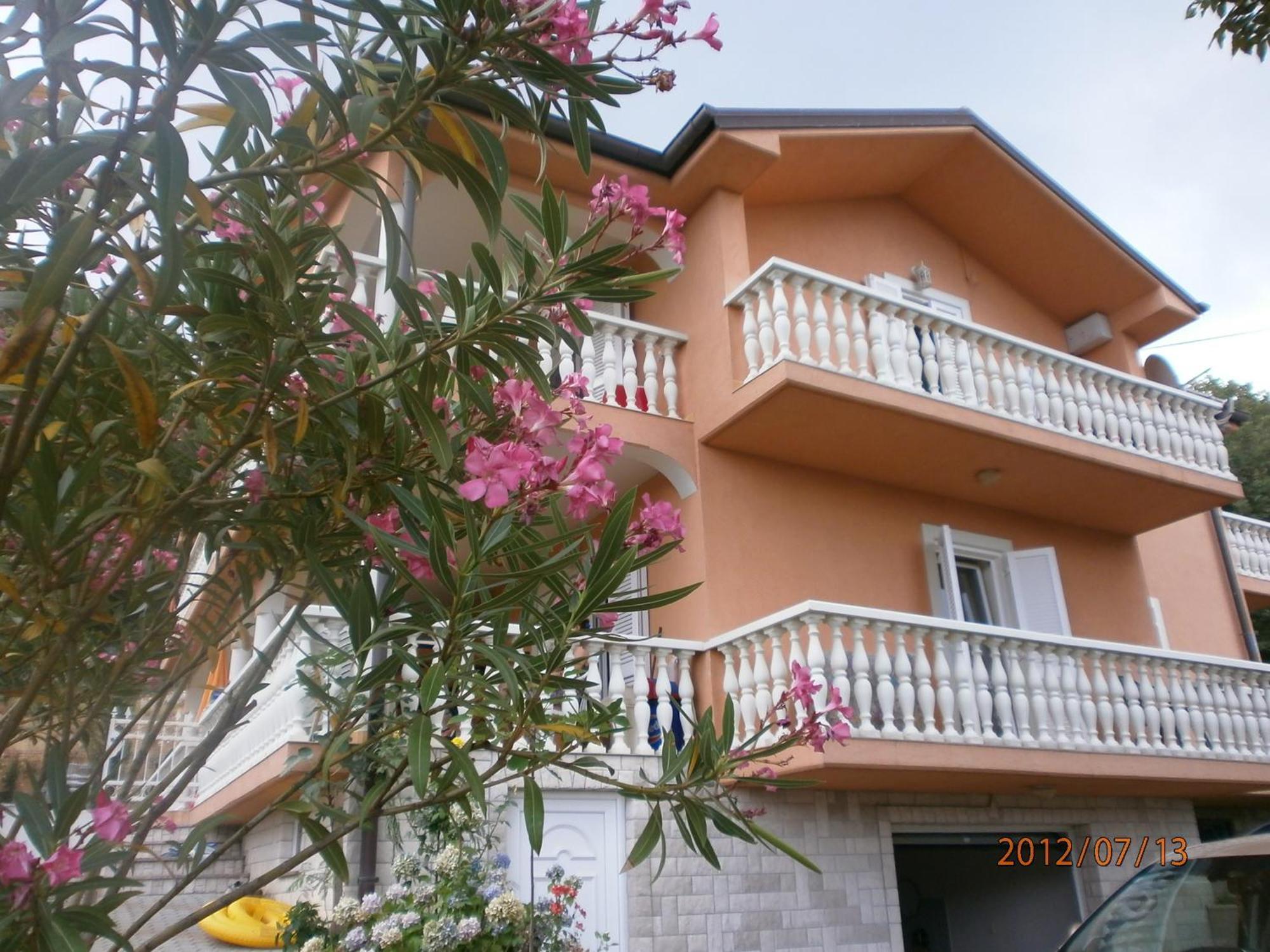 Apartments Viktorija Omisalj Bagian luar foto