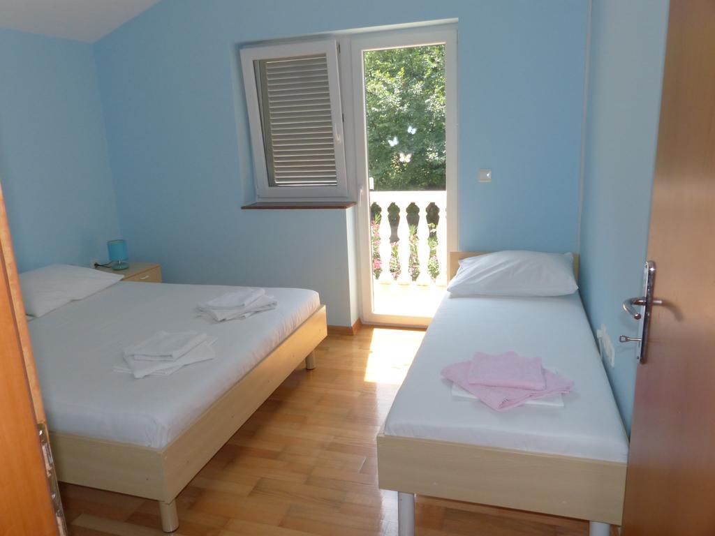 Apartments Viktorija Omisalj Bagian luar foto