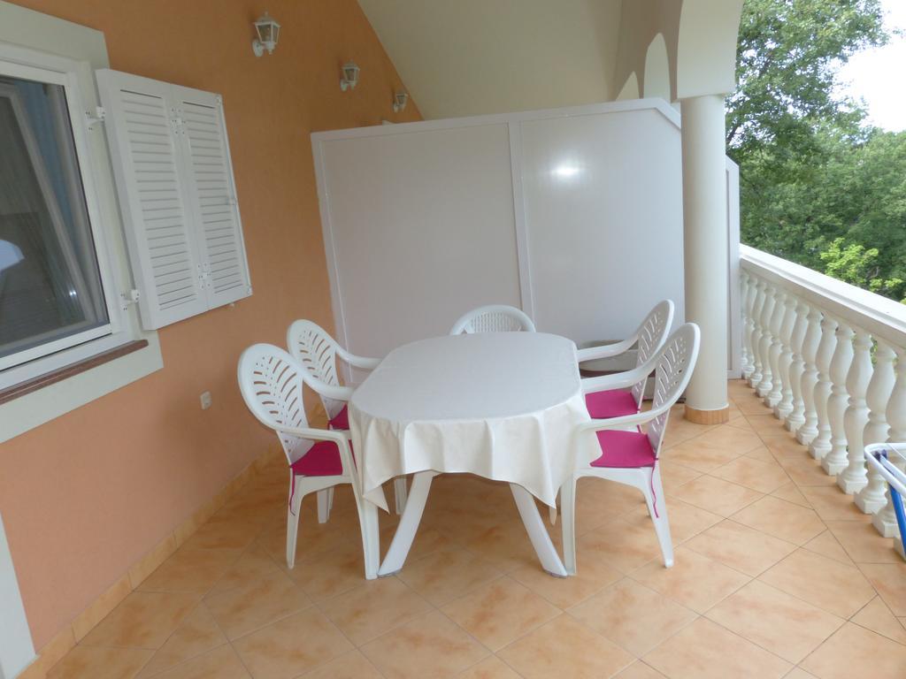 Apartments Viktorija Omisalj Bagian luar foto