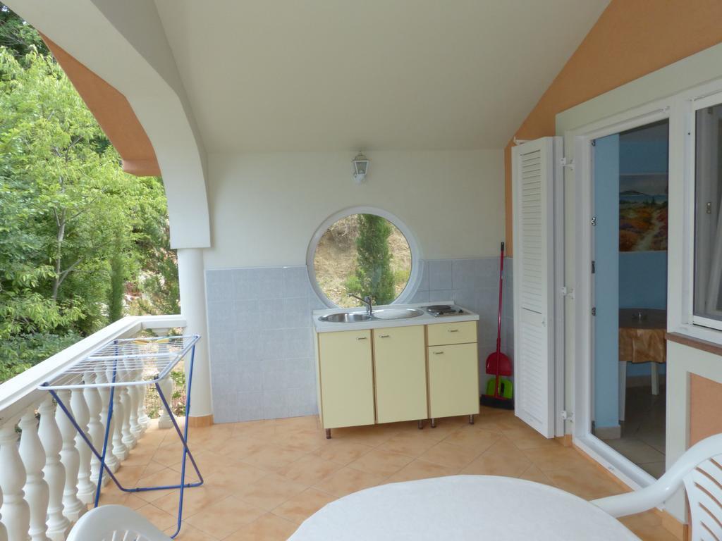 Apartments Viktorija Omisalj Bagian luar foto
